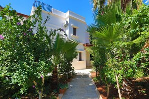 Property grounds - Villa Eos in Kalkan with 3 bedrooms and 4 bathrooms (Kalkan)