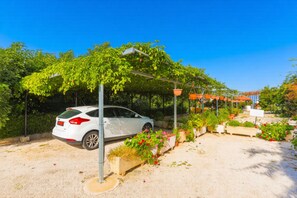 Property grounds - Villa Ira Finiki in Latchi (Latchi)