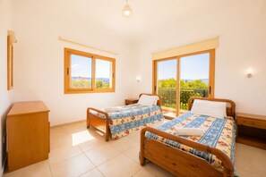 3 bedrooms, iron/ironing board, travel crib, bed sheets - Villa Ira Finiki in Latchi (Latchi)