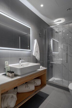 Shower, hair dryer, towels - Athens Hill - Garden Apartment (Kallithea)