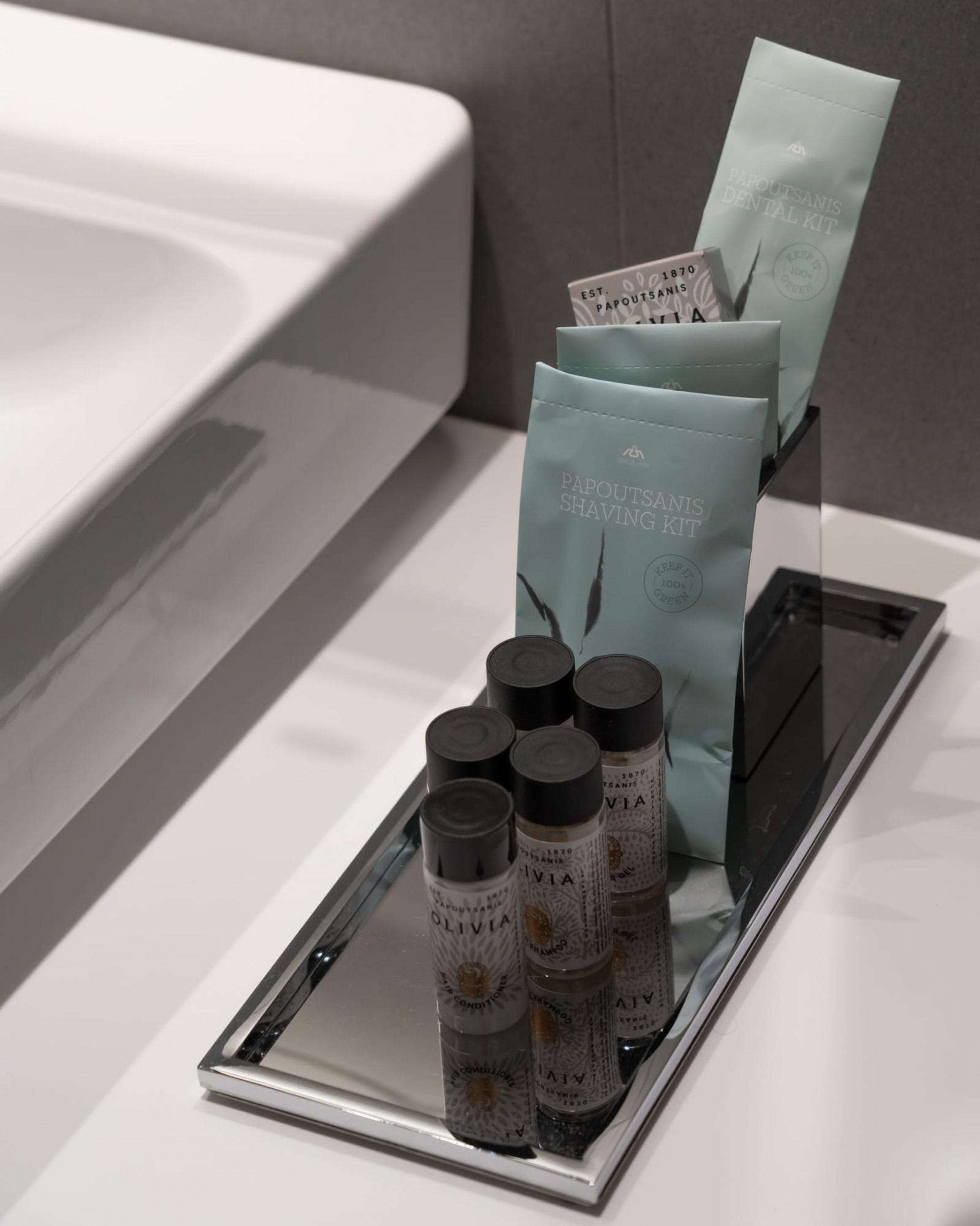 Een badkamermeubel met scheergerei en toiletartikelen.