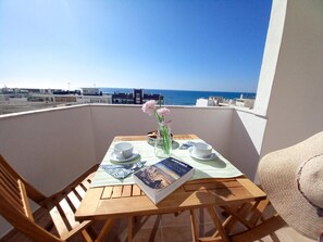 Outdoor dining - T1 PonteMira 6 - 50M PRAIA VISTA MAR WI-FI (Quarteira)