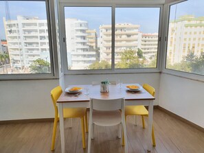 Dining - T1 Pontemira 5 - 50M PRAIA WI-FI 4 PESSOAS (Quarteira)