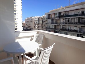 Outdoor dining - T2 M.Praia 4E 80M PRAIA wi-Fi 6 PESSOAS (Quarteira)