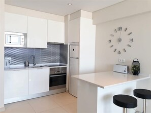 Fridge, microwave, oven, coffee/tea maker - T1 CONFORTO E VISTA MAR A/C 80M PRAIA-16E& WIFI (Quarteira)