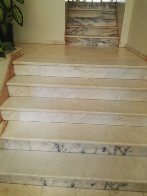 A set of marble stairs leading to a higher floor. - T1  M.Atlantico 8ºD,A/C,VISTA MAR 30M PRAIA (Quarteira)