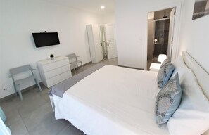 1 bedroom, iron/ironing board, free WiFi, bed sheets - T1 Lote Novo 50m Praia SUITE 4pax (Quarteira)