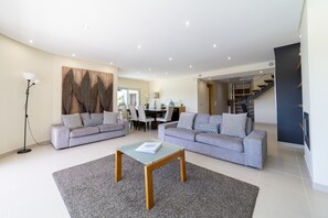 TV, DVD player - Maria in Albufeira with 6 bedrooms and 5 bathrooms (Albufeira)