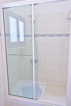 Shower, hair dryer, towels - Villa Mandola Rosa in Poli Crysochous (Poli Crysochous)