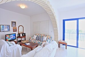 TV, fireplace, DVD player, books - Villa Mandola Rosa in Poli Crysochous (Poli Crysochous)