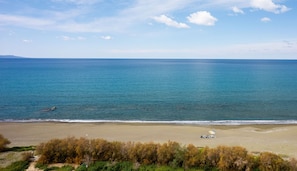 A beach with a clear view of the sea and a distant landmass. - Villa Majestic in Agia Marina Chrysochous (Agia Marina Chrysochous)