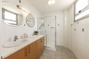Shower, hair dryer, towels - Villa Sophia Latchi in Neo Chorio (Neo Chorio)