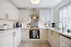 Kühlschrank, Mikrowelle, Ofen, Herdplatte