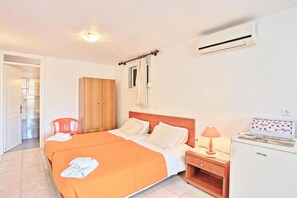 1 bedroom, iron/ironing board, travel crib, bed sheets - Angelina Studio in Kalami (Kalami)