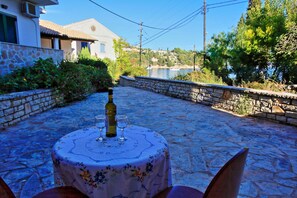 Outdoor dining - Angelina Studio in Kalami (Kalami)