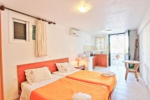 1 bedroom, iron/ironing board, travel cot, bed sheets - Angelina Studio in Kalami (Kalami)