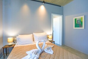 2 bedrooms, iron/ironing board, travel cot, bed sheets - Villa Christina in Poulades (Poulades)