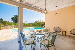 Outdoor dining - Villa Christina in Poulades (Poulades)