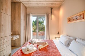 3 bedrooms, iron/ironing board, travel cot, bed sheets - Villa Aphrodite in Poulades (Poulades)