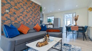 Living area - Modern 2-Bed House w/ Parking - Work & Comfort (Kent)