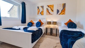 Room - Modern 2-Bed House w/ Parking - Work & Comfort (Kent)