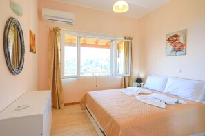 1 bedroom, iron/ironing board, travel cot, bed sheets - Eros Sea View in Kentroma (Rachi)