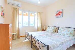 1 bedroom, iron/ironing board, travel cot, bed sheets - Kati Sea View in Kentroma (Rachi)