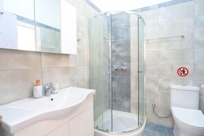 Douche, sèche-cheveux, serviettes fournies