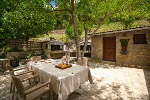 Outdoor dining - Galini Vines House: Authentic Corfu village life. WiFi. A/C (Corfu)