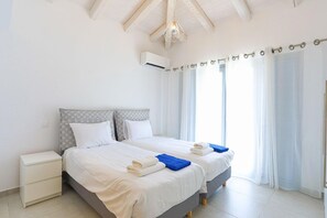 2 bedrooms, iron/ironing board, travel cot, bed sheets - Villa Loki in Kremithas (Kremithas)