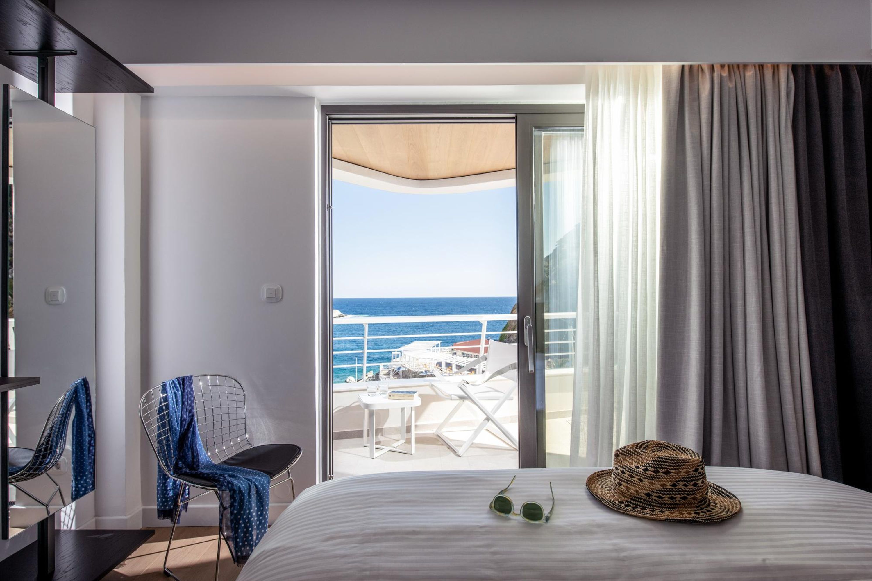 4 bedrooms, iron/ironing board, WiFi (free), bed sheets
