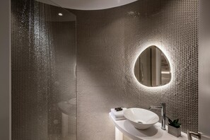 Shower, hair dryer, towels - Made By The Sea Villa 3 (Mades)