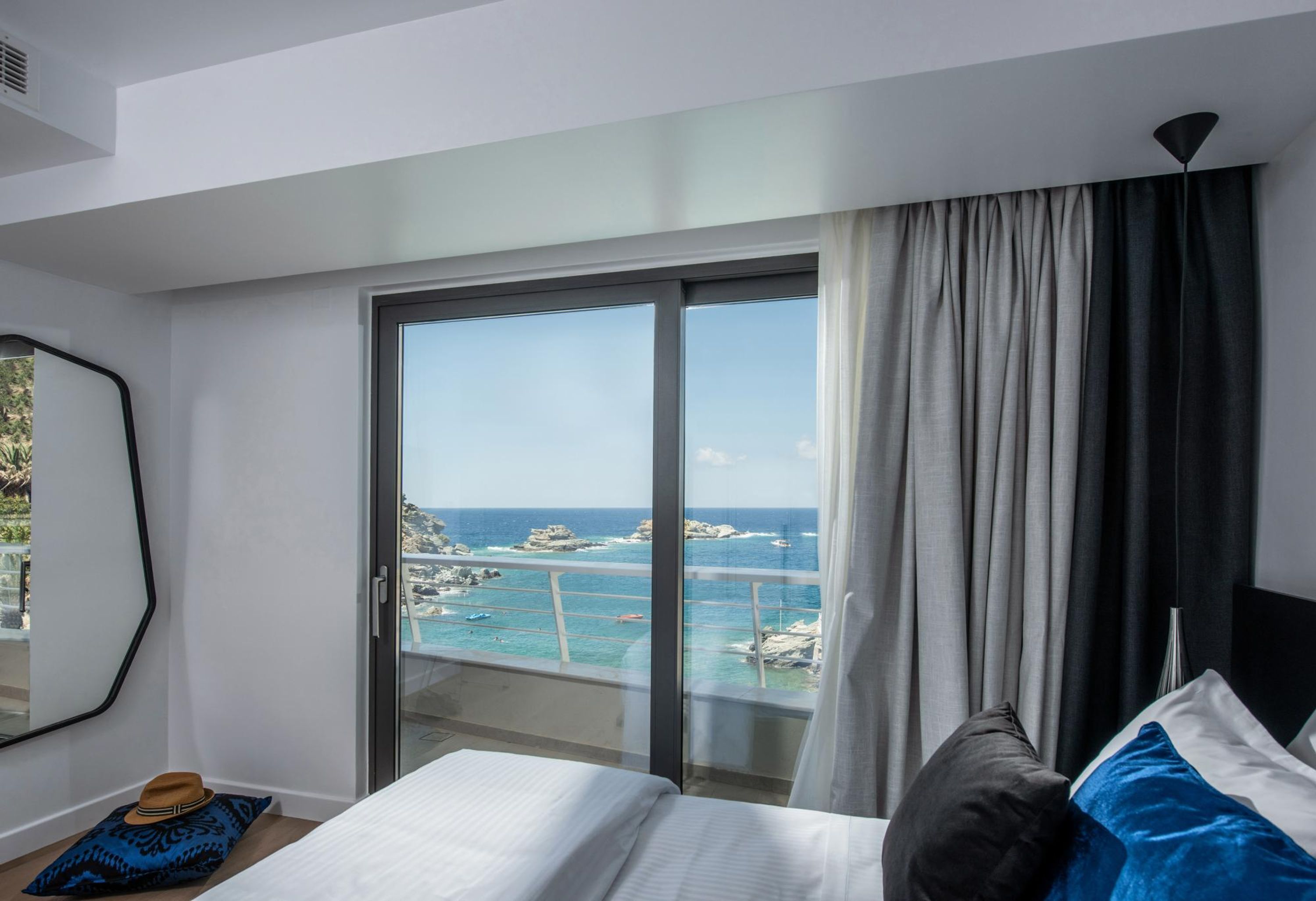 4 bedrooms, iron/ironing board, WiFi (free), bed sheets