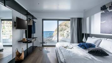 4 bedrooms, iron/ironing board, WiFi (free), bed sheets