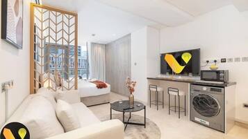 Appartement Luxe, balcon, vue ville | Coin séjour | TV connectée de 65 pouces avec chaßnes par cùble