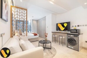 Apartamento superluxo, sacada, vista para a cidade | Área de estar | Smart TV 65 polegadas com canais a cabo