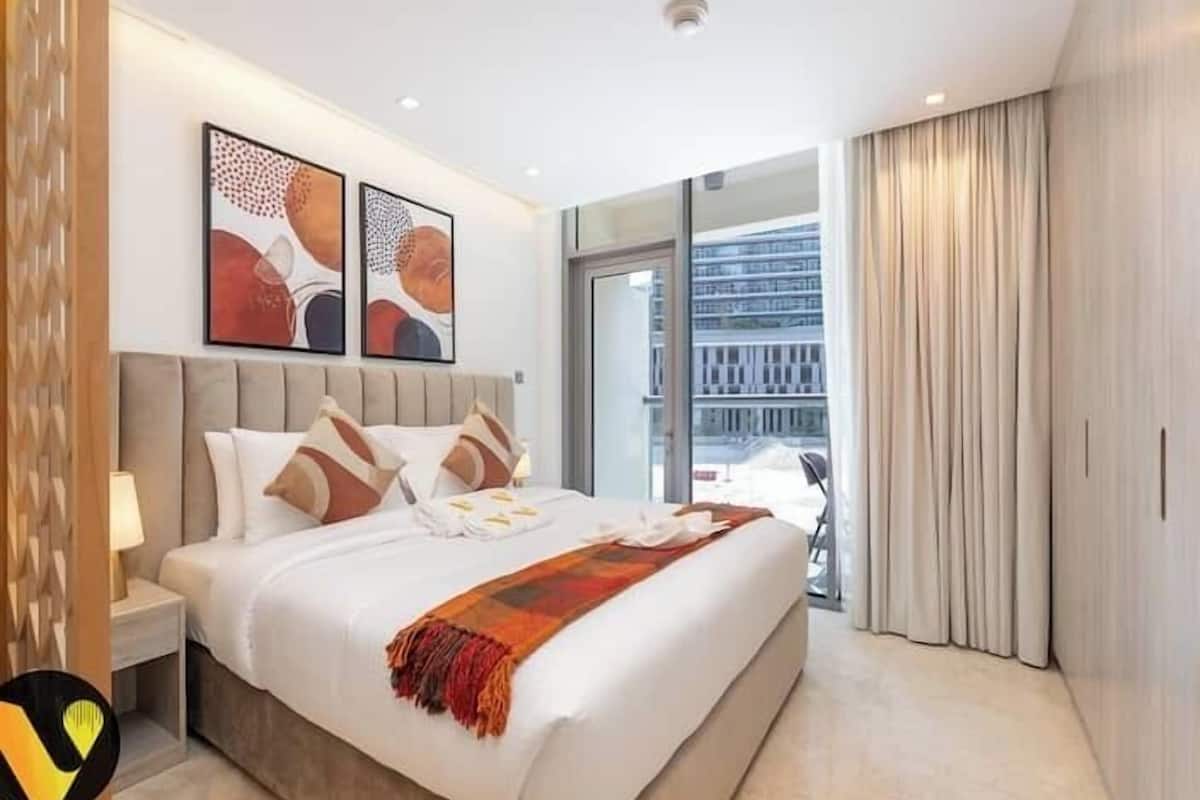 Luxury Apartment, Balcony, City View | Iron/ironing board, cribs/infant beds, free WiFi, bed sheets