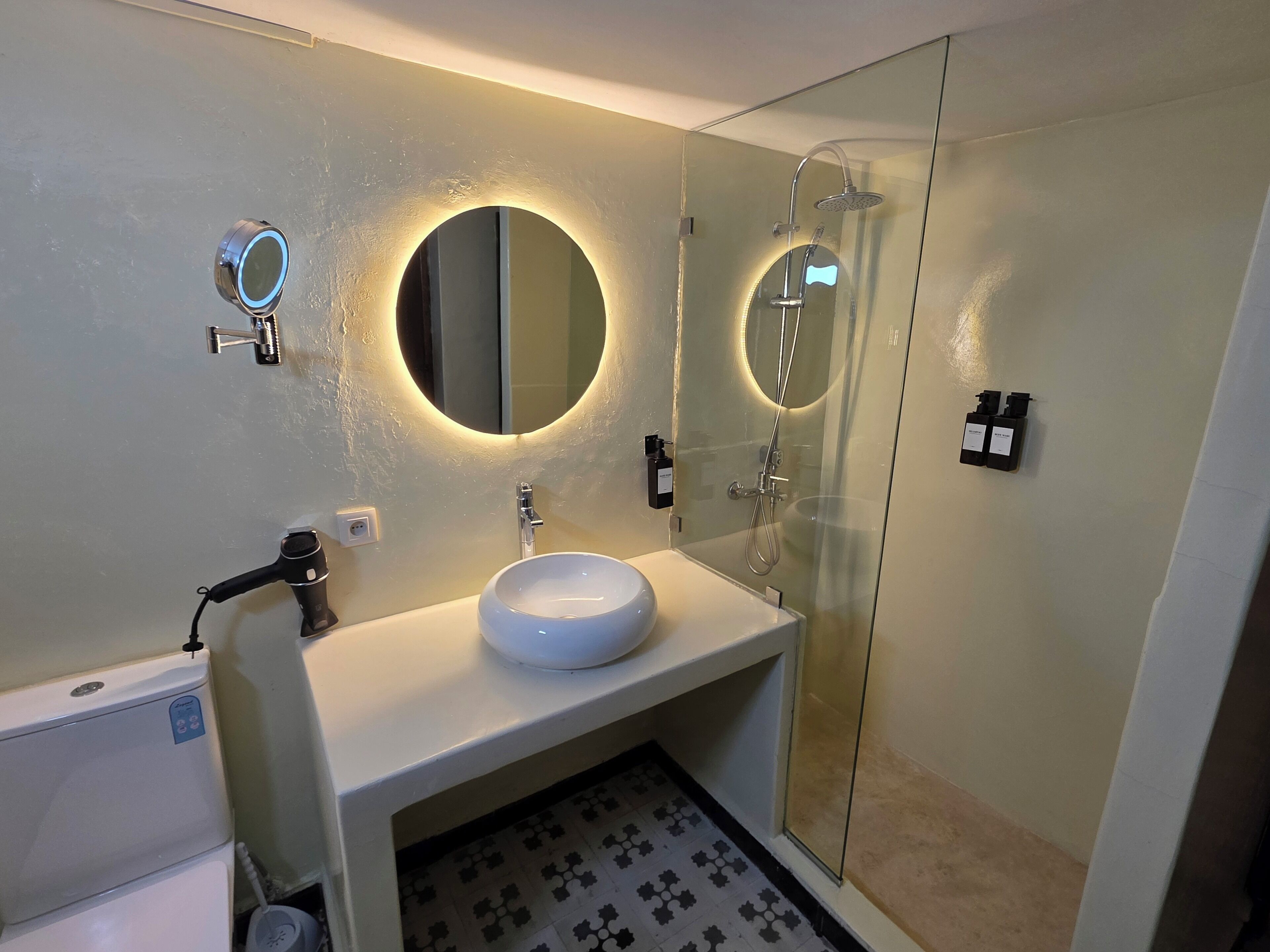 Deluxe Triple Room | Bathroom | Hair dryer, towels, soap, shampoo