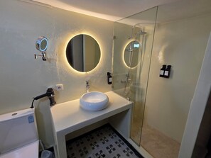 Deluxe Triple Room | Bathroom | Hair dryer, towels, soap, shampoo - Riad Boutique Baba (Rabat)