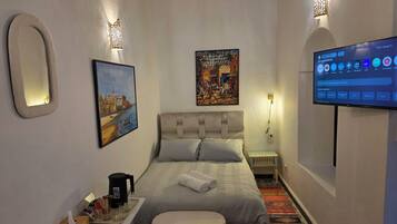 Deluxe Triple Room | In-room safe, desk, laptop workspace, free WiFi