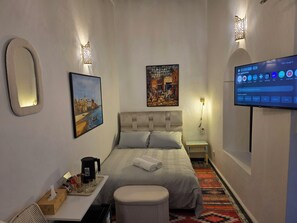 Quarto triplo luxo | Cofres nos quartos, escrivaninha, espaço de trabalho para notebook