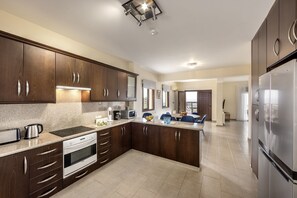 Refrigerador, microondas, lavavajillas y cafetera y tetera 