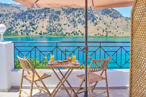 Outdoor dining - Best Family Friendly Villa near Lake Kournas! (Kavallos)