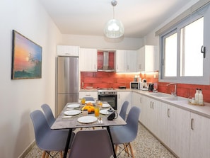 Fridge, microwave, oven, stovetop - The Museum View Suite (Heraklion)