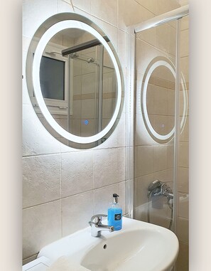 Shower, hair dryer, towels - Casa Kali 2 Apartment (Heraklion)