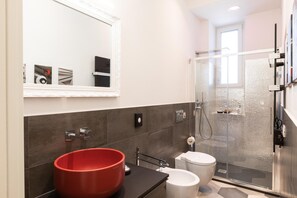 Dusche, Haartrockner, Handtücher