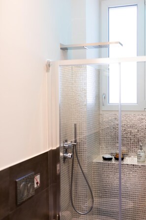 Shower, hair dryer, towels - Testaccio glaMMaison (Roma)