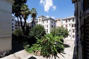 Un patio con edificios, palmeras y una bicicleta.