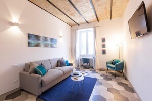 Fernseher, Bücher, Arbeitsbereiche