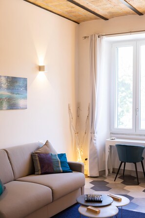 Fernseher, Bücher, Arbeitsbereiche